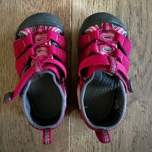 Keen Newport H2 Toddler Water Hiking Shoes. Pink & Gray. Velcro Closure. Size 6.